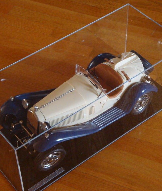 Συλλεκτικό αυτοκίνητο μέσα σε Plexiglass