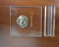 Εγκλωβισμός νομίσματος σε Plexiglass